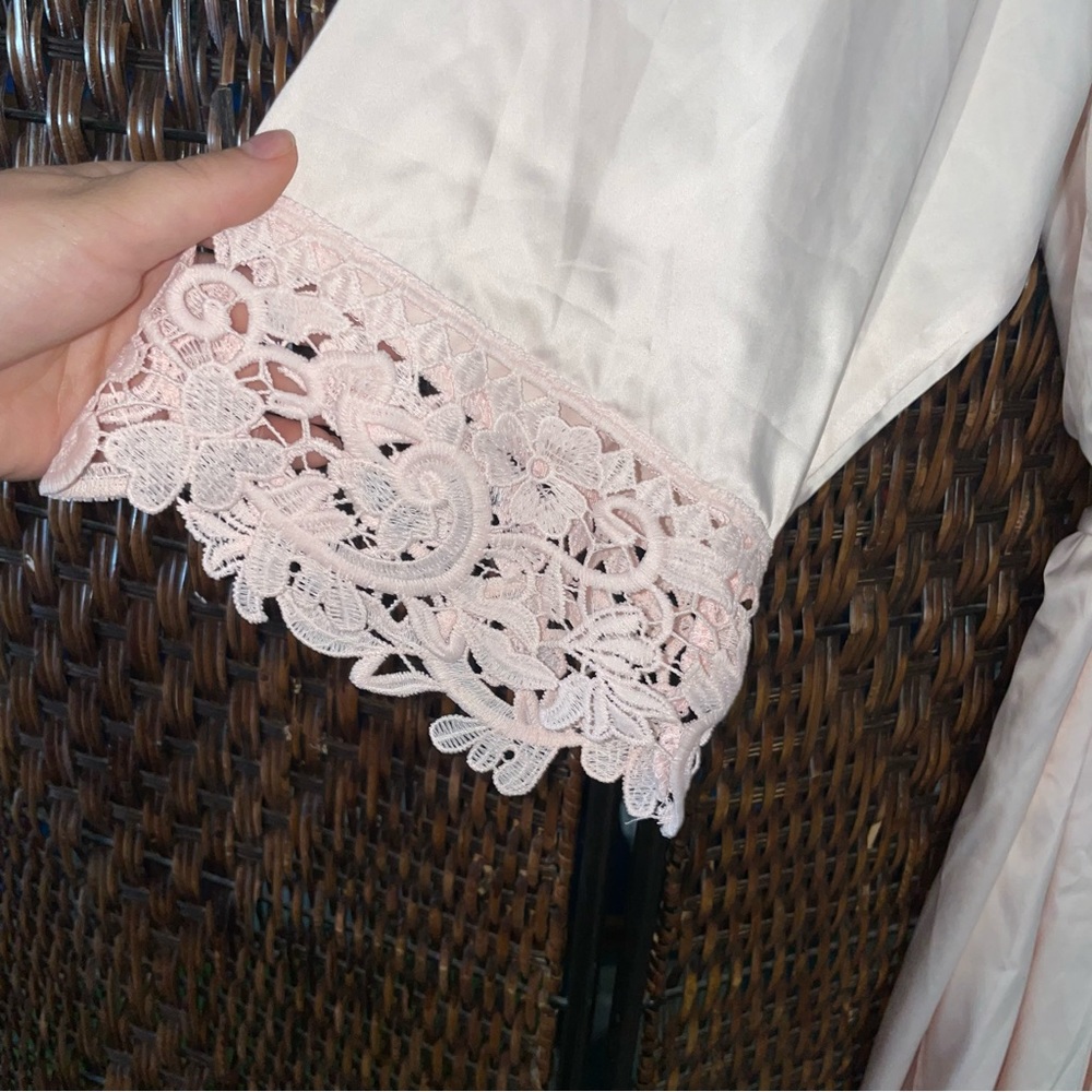 Pink faux silk and lace robe - Picture 5 of 9
